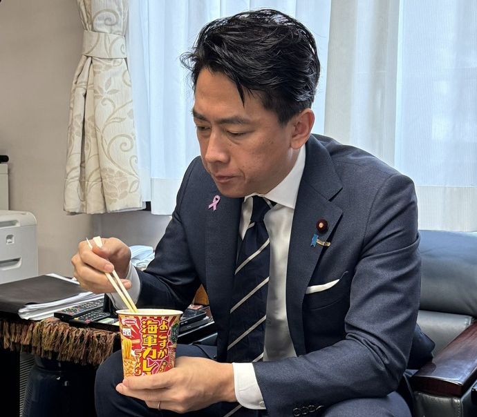 小泉進次郎防衛大臣、国会の昼休みに「よこすか海軍カレーラーメン」を…！
