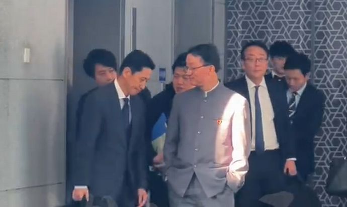 「ポケットに手」で屈辱与えた中国外交局長、日系企業を訪れ「安心して事業活動をして」！