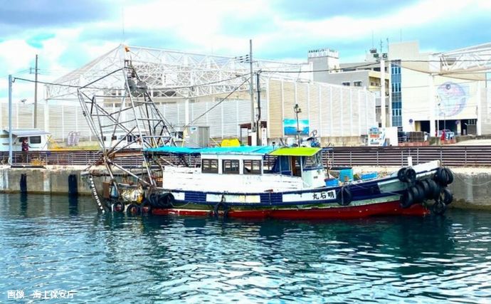 明石海峡で海保巡視船が無灯火の漁船を発見、違法操業か…船員は海に飛び込み逃亡か！