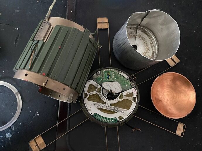 ロシア軍に発見された空中散布型の対戦車地雷らしい…こういう構造なんだな！