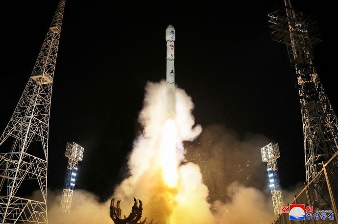 日本政府、北朝鮮の衛星めぐり見解修正「何らかの物体が地球を周回している」と発表！