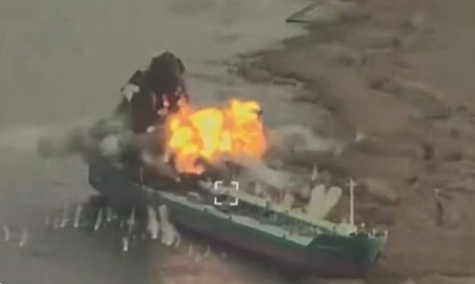 ウクライナ空軍がロシア軍の前線指揮管制所担っていた船を撃破！