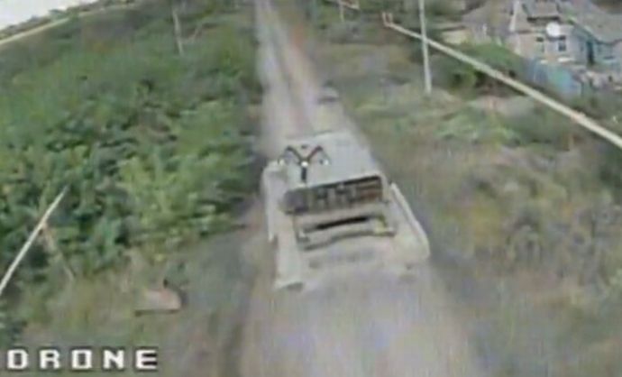 ウクライナのFPV神風ドローンがロシア軍の多連装ロケットランチャー「TOS-1A」を破壊！