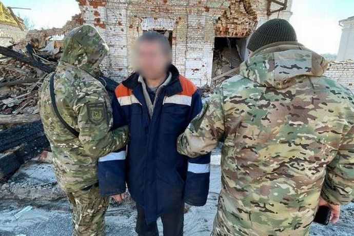 ウクライナの廃屋で、半年間も潜伏していたロシア兵を警察官が発見し逮捕！