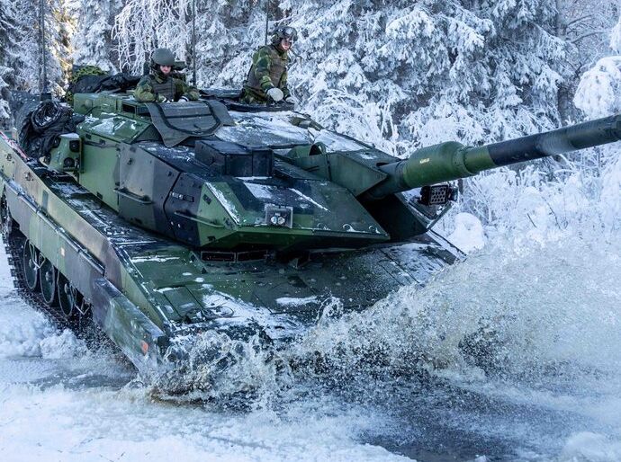 氷を貫く鉄の意志、スウェーデン陸軍が極寒の山岳地帯での冬季演習を実施！