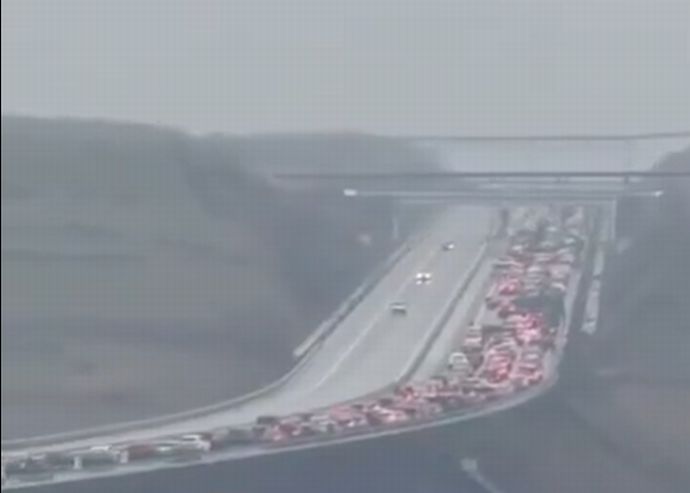 クリミア半島から脱出しようとする車両でケルチ橋の手前で大渋滞！