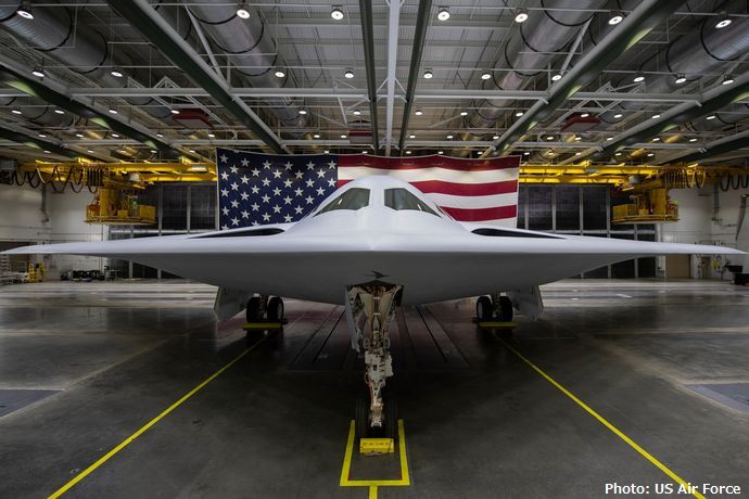 米空軍、新型ステルス戦略爆撃機「B-21 レイダー」を初公開…無人運用の能力も付与！