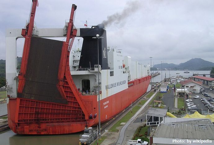 Ship_passing_through_Panama_Canal_01