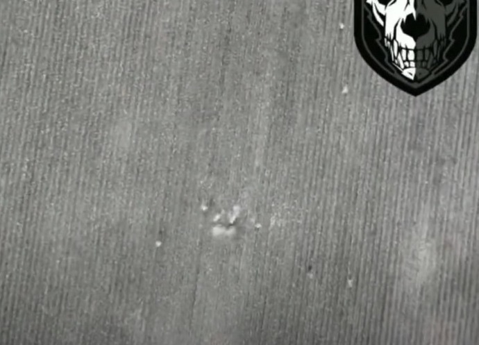 平原を進軍中のロシア軍歩兵部隊に、上空からドローン爆弾投下！