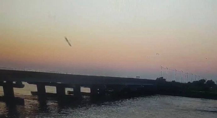 ウクライナ軍、ヘルソン州とクリミア結ぶ橋をミサイル攻撃…ストームシャドーの可能性！