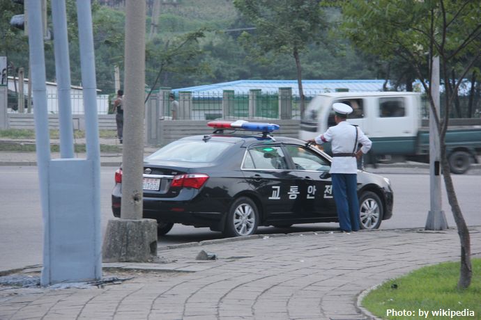 暴れる北朝鮮国民、警察官を「逆吊し上げ」でボコボコに！