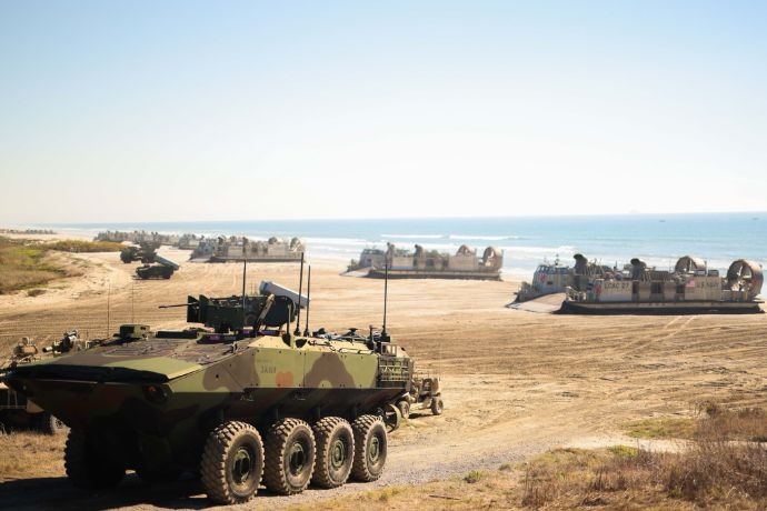 米海兵隊創設250周年の記念行事で水陸両用作戦能力を披露する実証訓練！