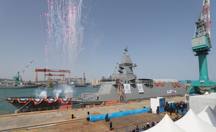 韓国海軍初の3600トン級護衛艦「忠南艦」が進水…4面固定型多機能位相配列レーダーを搭載！