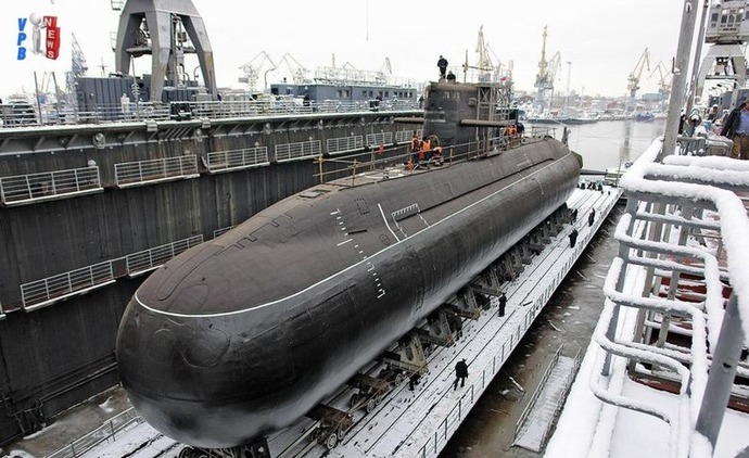 ロシアのラーダ級潜水艦「ヴェリーキエ・ルーキ」進水式…翌日に造船所トップが死亡！