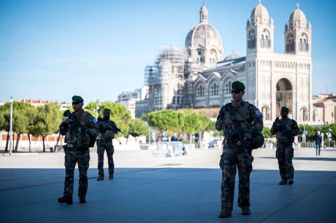 フランス陸軍外国人部隊の兵士たちは年末年始もマルセイユで「センチネル作戦」に従事！