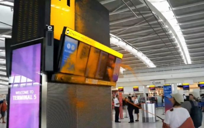 「旅客機は環境に悪い、石油を使うな」環境活動家が英ヒースロー空港電光掲示板に塗料噴射して逮捕！