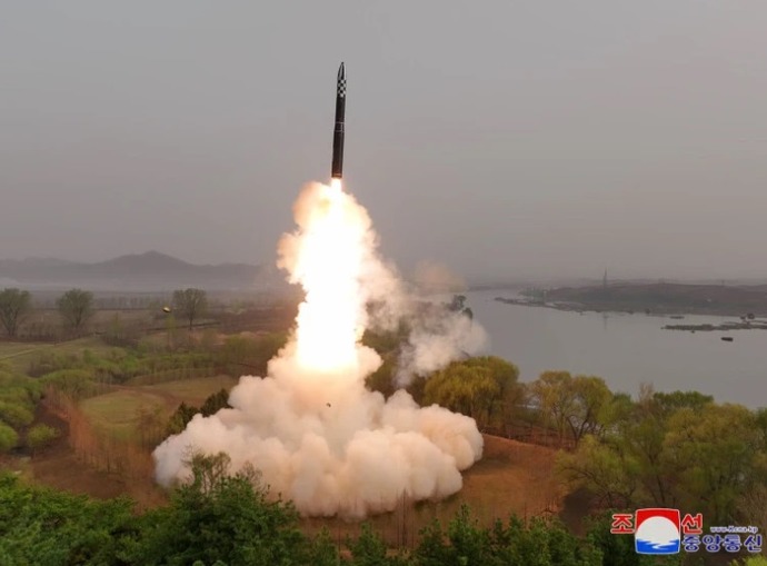 北朝鮮から弾道ミサイルの可能性あるものが発射、日本のEEZ外に落下か…防衛省が警戒と監視！