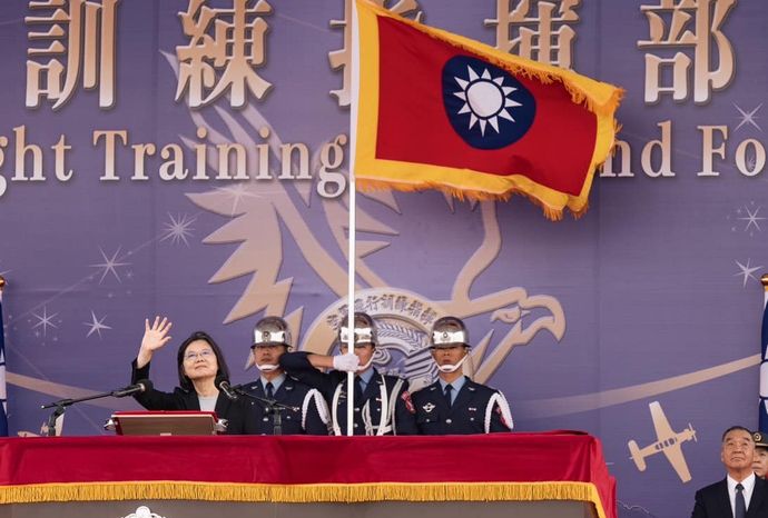 台湾記者が総統選の偽の世調記事を報じた疑いで拘束…中国から指示か