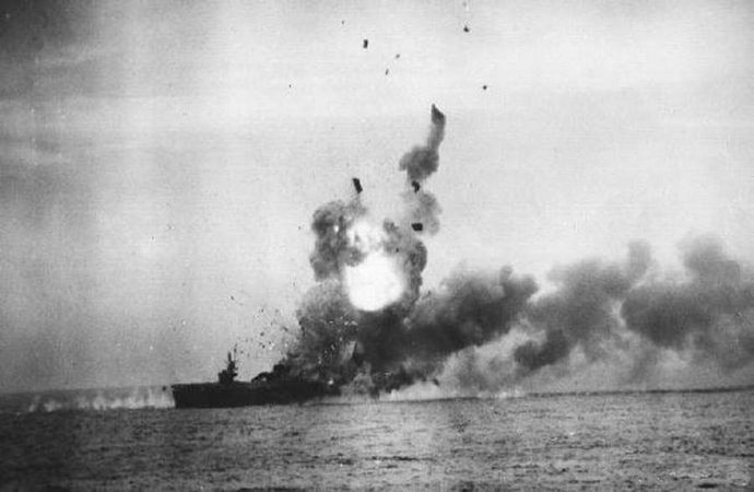 なんで日本軍って米軍艦船の甲板に爆弾落としても沈まないの知ってるクセに特攻していたの？！