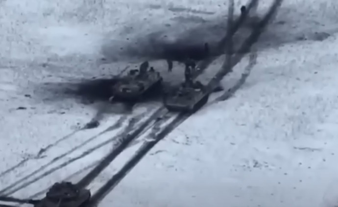 ロシア軍戦車がうっかり味方兵士を轢く衝撃映像をワグネル関係者がSNSに投稿！