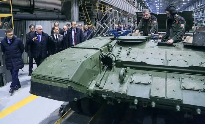メドベージェフ前露大統領が軍需企業に警告、国が要求した期限までに兵器が作れなければ懲役10年！