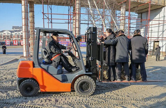 北朝鮮の金正恩総書記が自らフォークリフト運転…荷台に娘ジュエ氏も乗せロシア派遣兵士称える植樹！