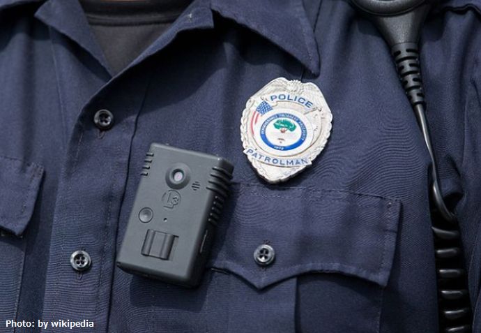 警察庁、小型の「ウエアラブルカメラ」を地域警察官に試験導入へ…職務質問対応などが適切だったかチェック！