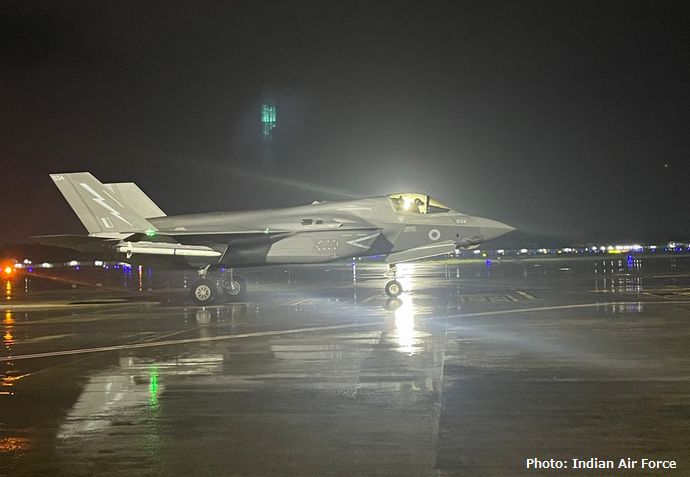 英海軍空母、演習中にF-35B艦載戦闘機1機をインドに置き去り？…「バカンスしてたいです」同地観光局がネタ投稿！