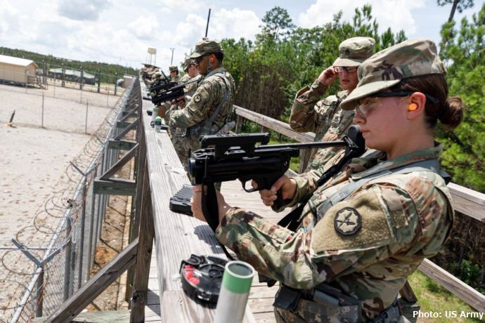 米陸軍の予備役訓練センターでは各種火器での実弾射撃訓練を実施！
