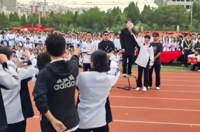 安倍元首相の面をつけた人物を銃撃し拍手と歓声…中国高校運動会での寸劇動画に波紋！