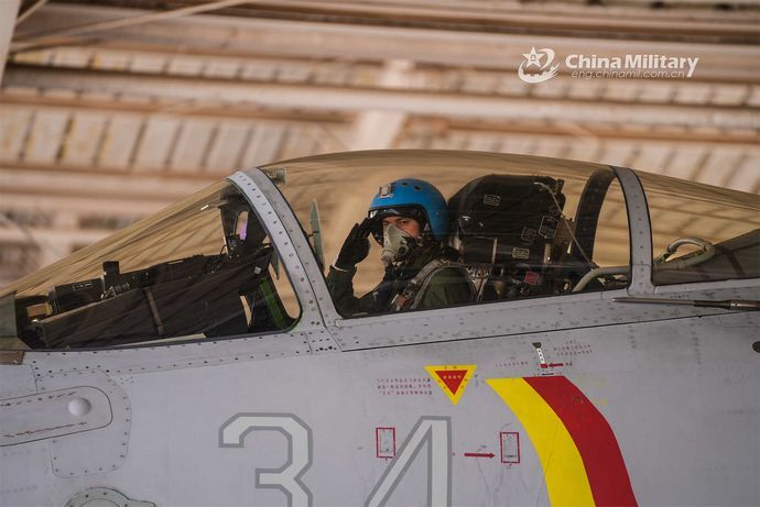 中国海軍「空母戦闘機を操縦する大学院卒業者募集」…強い軍を作るため！