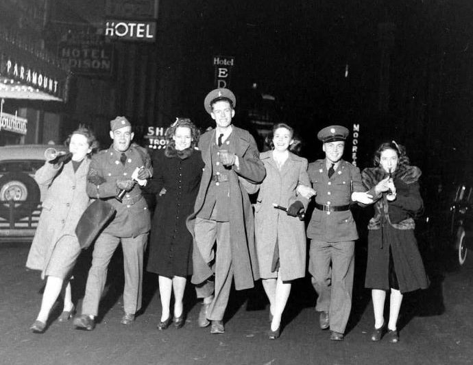 日本軍の真珠湾攻撃のわずか24日後…ニューヨークで大晦日を祝う米軍と連合軍関係者！