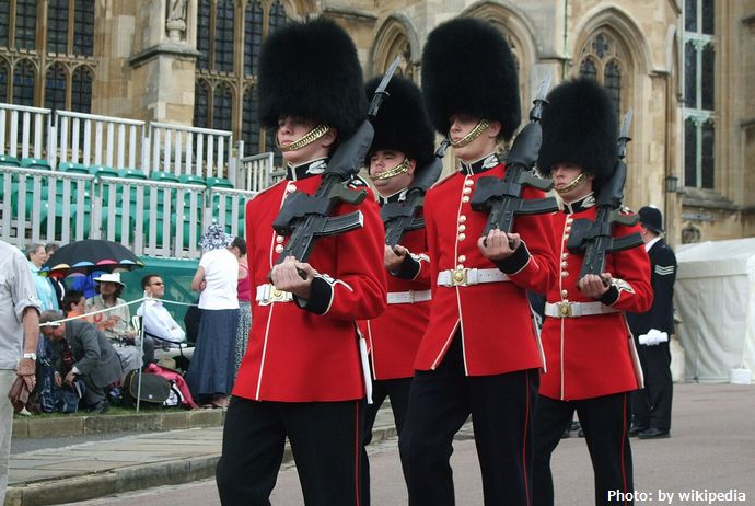 イギリス近衛兵の特徴「黒い帽子」がピンチ…殺されたクマの毛皮を使用！