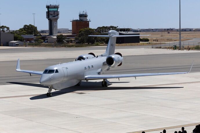 オーストラリア空軍基地に新型電子偵察機「MC-55A ペレグリン」が到着！