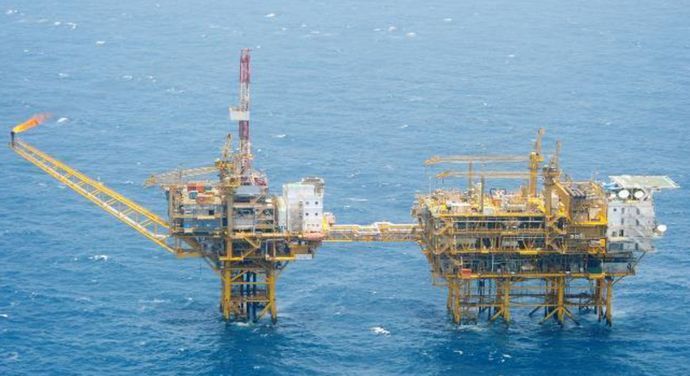 中国が東シナ海の日中中間線付近で資源開発か、ガス田構造物から炎を海自が確認…外務省が抗議！