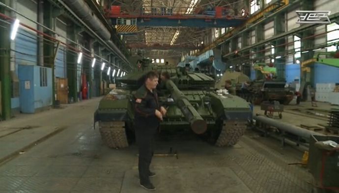 ロシア軍兵器工廠で新造のT-72B戦車？…聖職者が聖水でお清め！