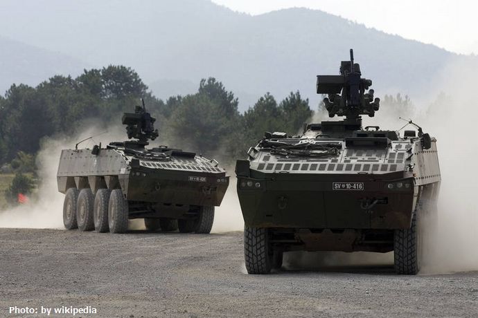 陸自の次期装輪装甲車として選定試験中の「パトリアAMV」と「三菱MAV」を日出生台演習場で撮影！