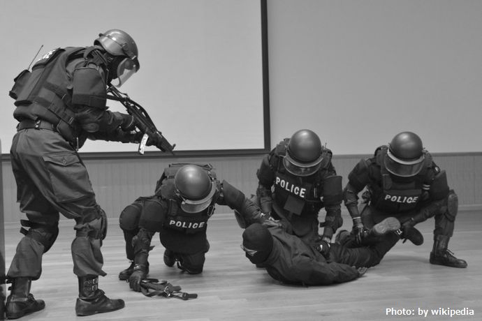 「武器を捨てろ」人質事件想定で訓練、刺股や盾使い刃物男を制圧…警視庁！
