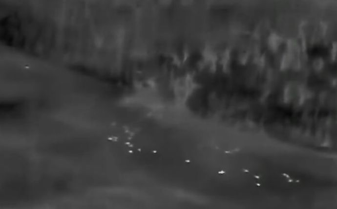 夜間に隊列を組み移動するロシア軍歩兵部隊にクラスター弾を撃ち込むウクライナ軍！