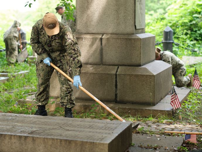 アメリカ海軍横須賀基地所属の軍人などが横浜外国人総合墓地で清掃作業！