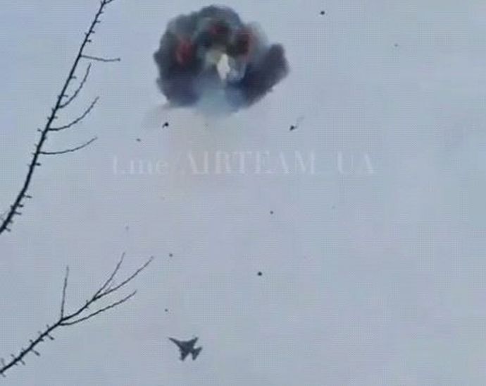 ウクライナ軍がF-16戦闘機でシャヘド無人機か何かを撃墜した動画！