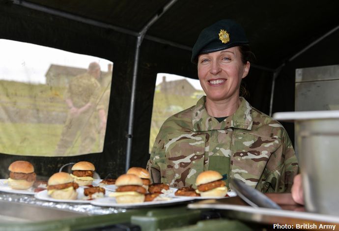 イギリス軍兵士の栄養の源はなんと日本食だった…食堂メニューに焼き鳥を追加！