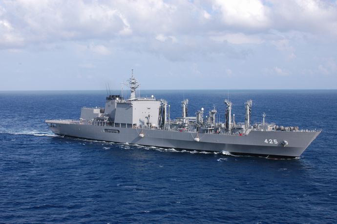 海自で2番目に大きい船、補給艦「ましゅう」が中国艦船の監視に出動…本来は艦隊を支える存在！