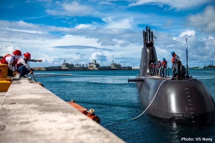 韓国海軍潜水艦「鄭地」が米海軍基地グアムに入港…米潜水艦「アナポリス」の乗員が到着を歓迎！