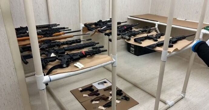 銃乱射事件を計画していた13歳少年を逮捕、SWATが急襲し自宅から23丁の銃器と弾薬を押収…米ワシントン州！