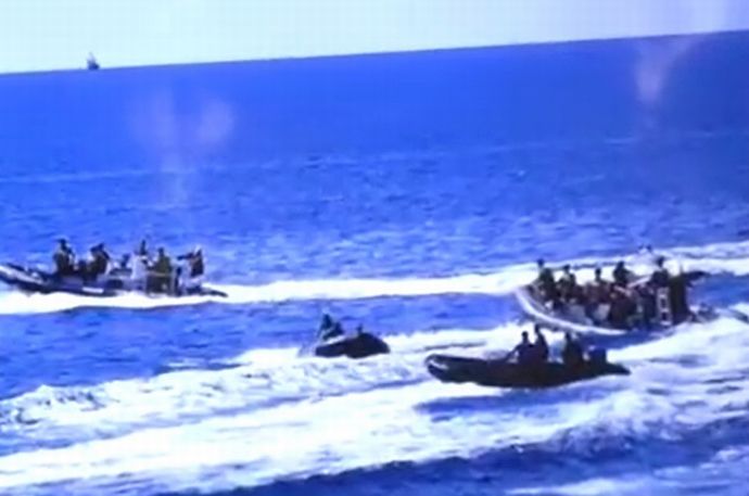 南シナ海で中国が海賊行為、フィリピン軍が投下した食料を強奪！