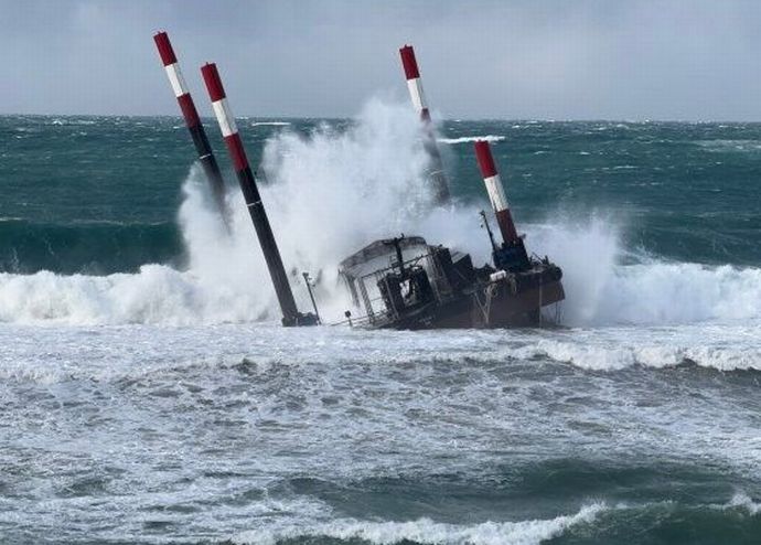 済州の海上ロケット発射場、激しい風浪で座礁…韓国ペリジーエアロスペース！