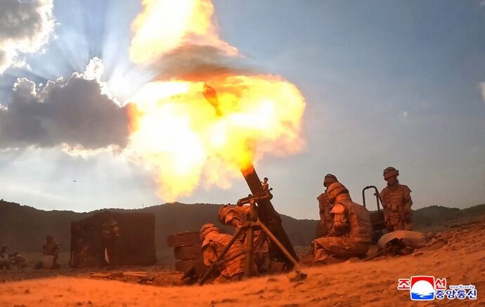 北朝鮮軍の砲兵部隊による砲撃訓練「国境の向こうの軍事的ならず者たちを徹底的に抑制した」…米韓合同軍事演習に対抗！