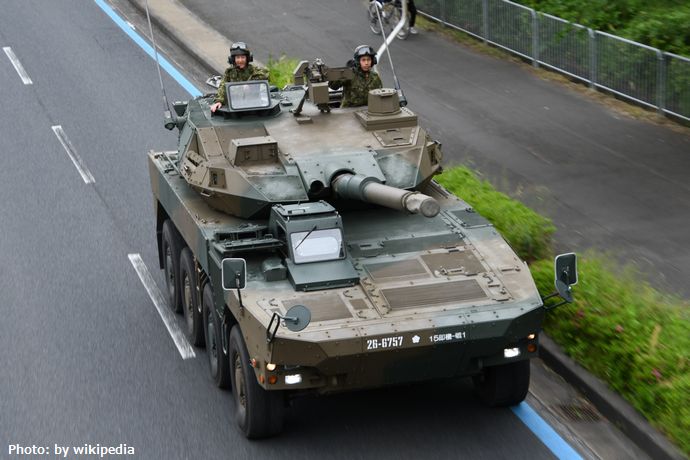 環八で陸上自衛隊の16式機動戦闘車がトラックと接触事故…ミラー同士がぶつかる！