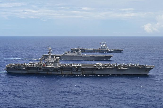 海上自衛隊「かが」、仏海軍空母「シャルル・ド・ゴール」及び米海軍空母「カール・ヴィンソン」と共同訓練！